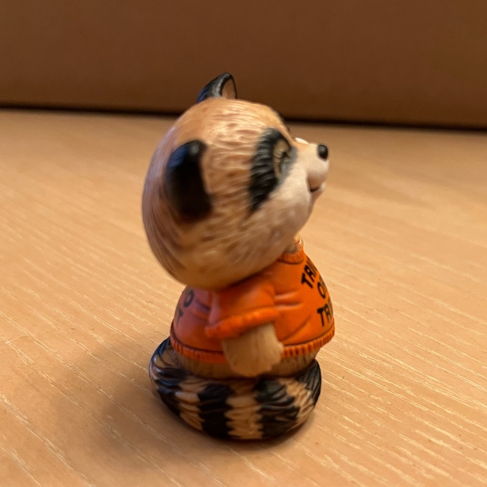 Hallmark vintage Merry Miniatures Halloween “Shirt Tales” figurine from 1983. - Picture 6 of 7